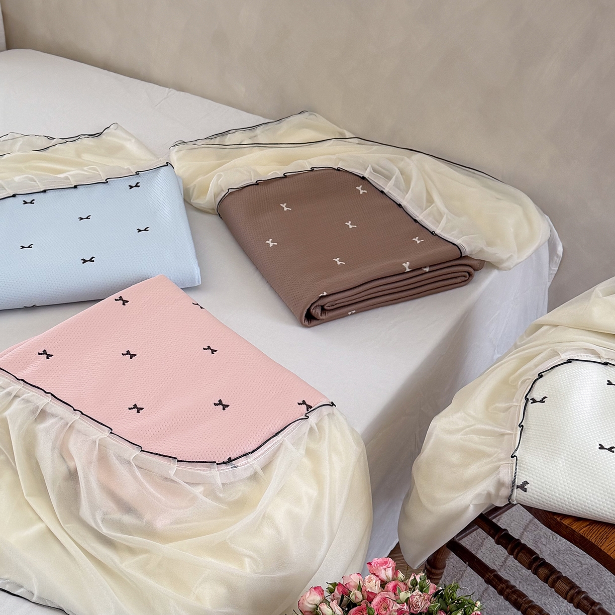 91家纺网 家纺一手货源 找家纺 桃子家居 2026新款A类韩系仙气公主风PE凉感中分子床裙凉席蕾丝花边蝴蝶结乙纶豆豆凉席系列三件套 组合图仅供展示