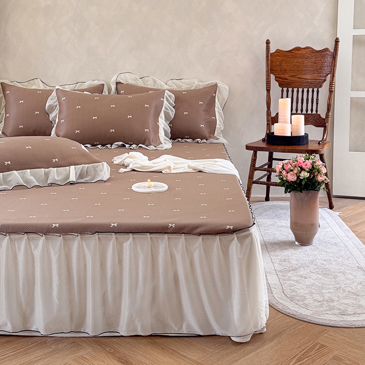 91家纺网 家纺一手货源 找家纺 桃子家居 2026新款A类韩系仙气公主风PE凉感中分子床裙凉席蕾丝花边蝴蝶结乙纶豆豆凉席系列三件套 床裙席-仙气蝴蝶结咖