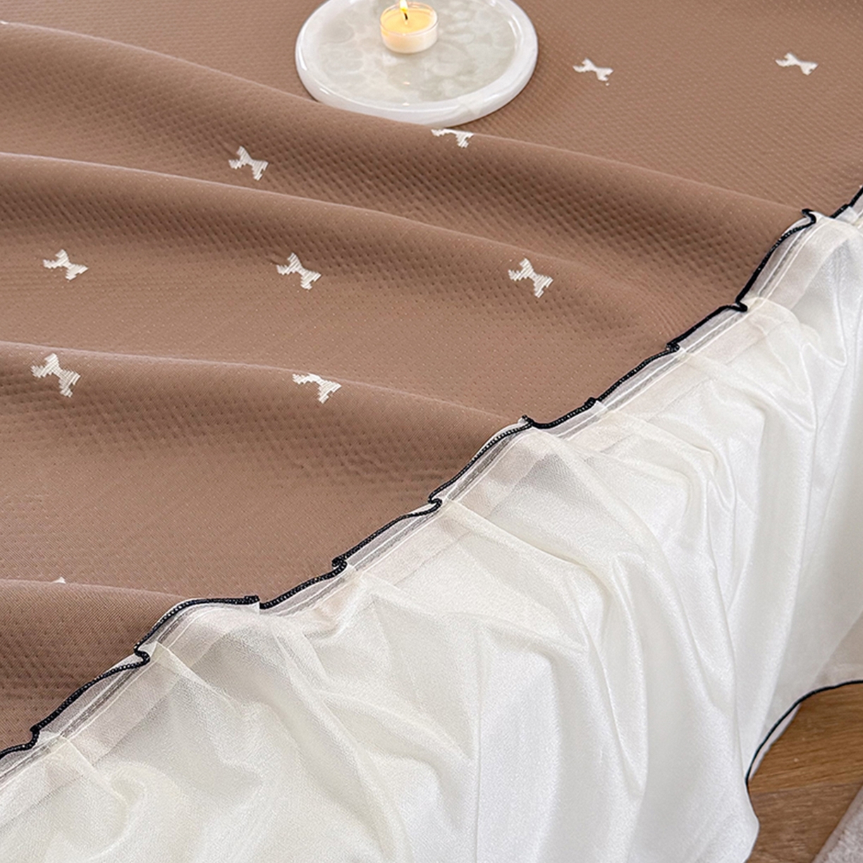 91家纺网 家纺一手货源 找家纺 桃子家居 2026新款A类韩系仙气公主风PE凉感中分子床裙凉席蕾丝花边蝴蝶结乙纶豆豆凉席系列三件套 床裙席-仙气蝴蝶结咖