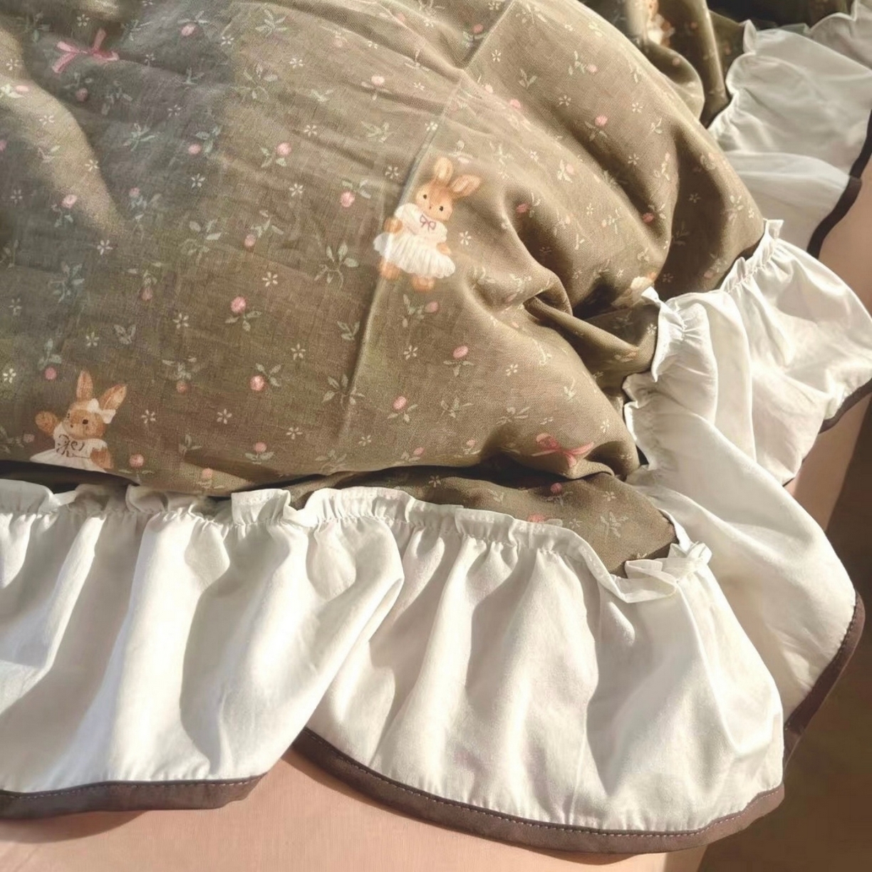 91家纺网 家纺一手货源 找家纺 荣轩家居 2026春夏新款韩式重工泡芙花边工艺款全棉纯棉双层纱四件套（铺床版） 丛林絮语