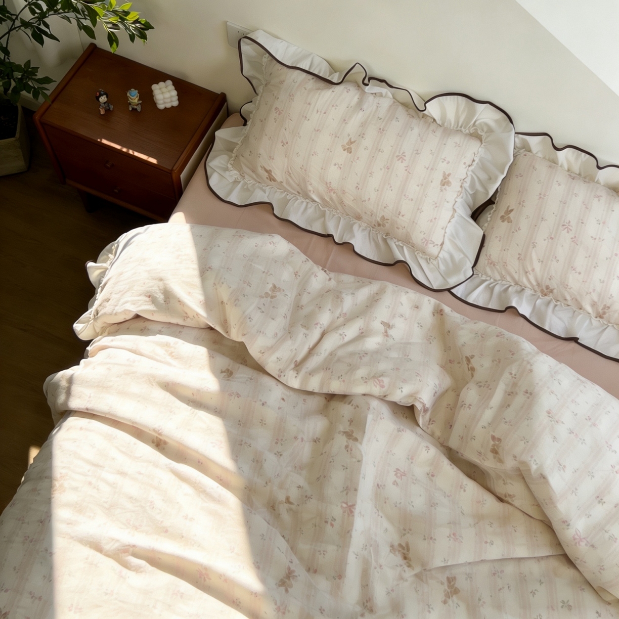 91家纺网 家纺一手货源 找家纺 荣轩家居 2026春夏新款韩式重工泡芙花边工艺款全棉纯棉双层纱四件套（铺床版） 蔷薇兔语