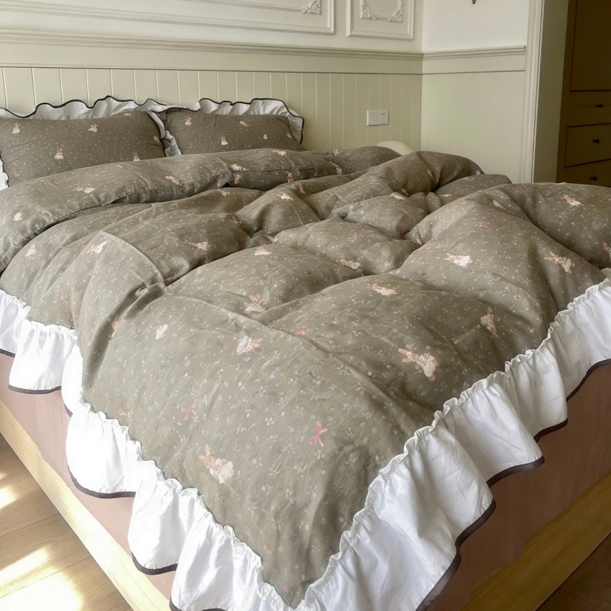 91家纺网 家纺一手货源 找家纺 荣轩家居 2026春夏新款韩式重工泡芙花边工艺款全棉纯棉双层纱四件套（铺床版） 丛林絮语