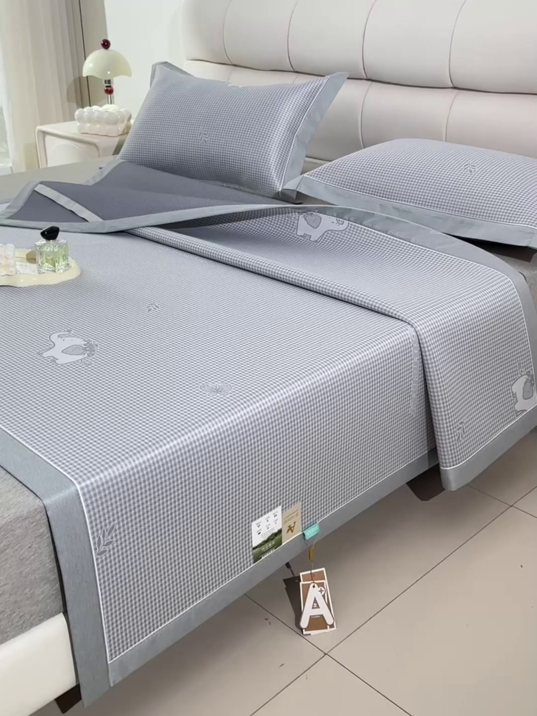 91家纺网 家纺一手货源 找家纺 小牛席业 2026春夏新款【实拍风格】双PE高凉感-小象提花冰丝席系列 灰色