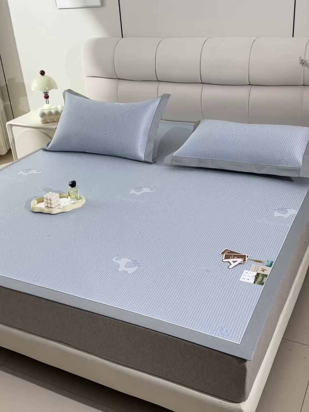 91家纺网 家纺一手货源 找家纺 小牛席业 2026春夏新款【实拍风格】双PE高凉感-小象提花冰丝席系列 蓝色