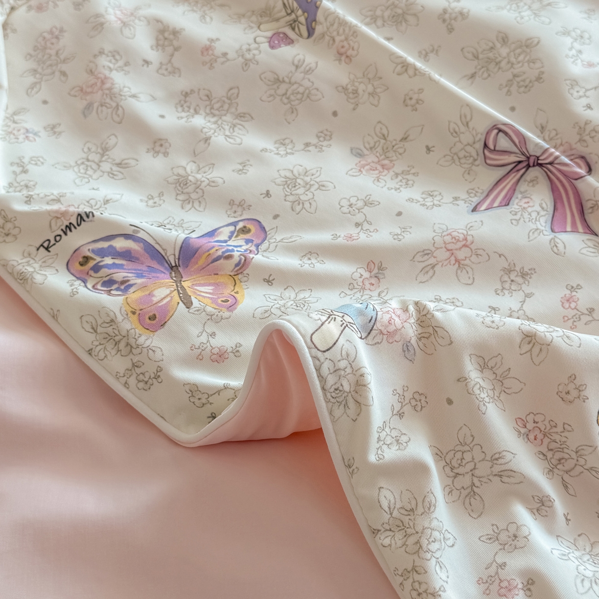 91家纺网 家纺一手货源 找家纺 莱登卡奴 2026新款新款A类凉感丝锦氨数码印花夏被四件套 初恋蝶语