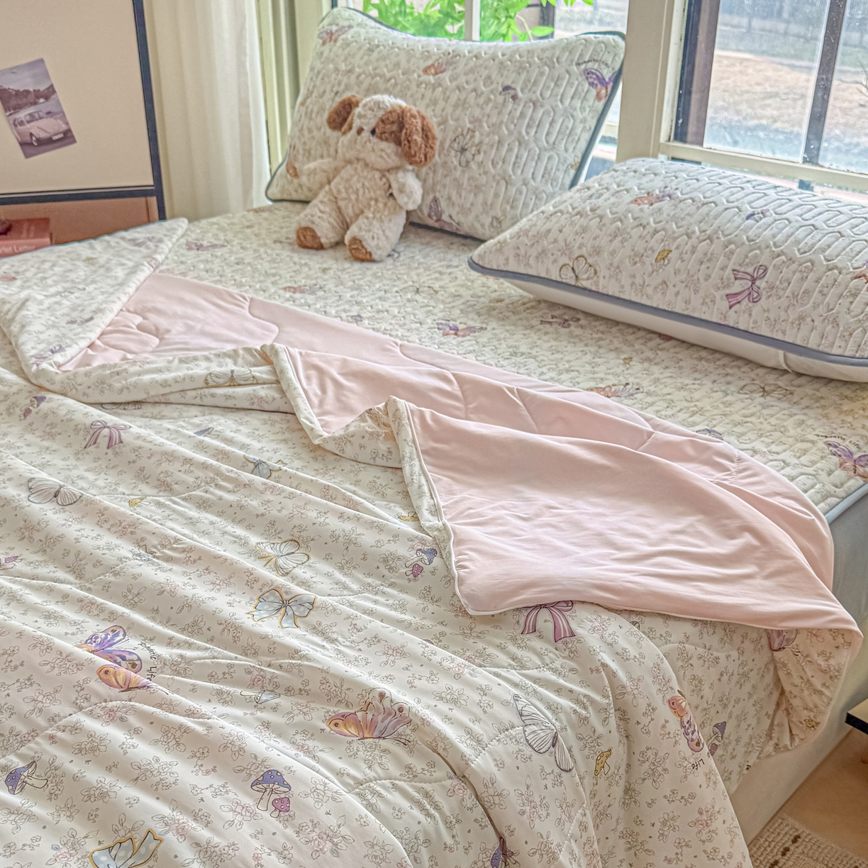 91家纺网 家纺一手货源 找家纺 莱登卡奴 2026新款新款A类凉感丝锦氨数码印花夏被四件套 初恋蝶语