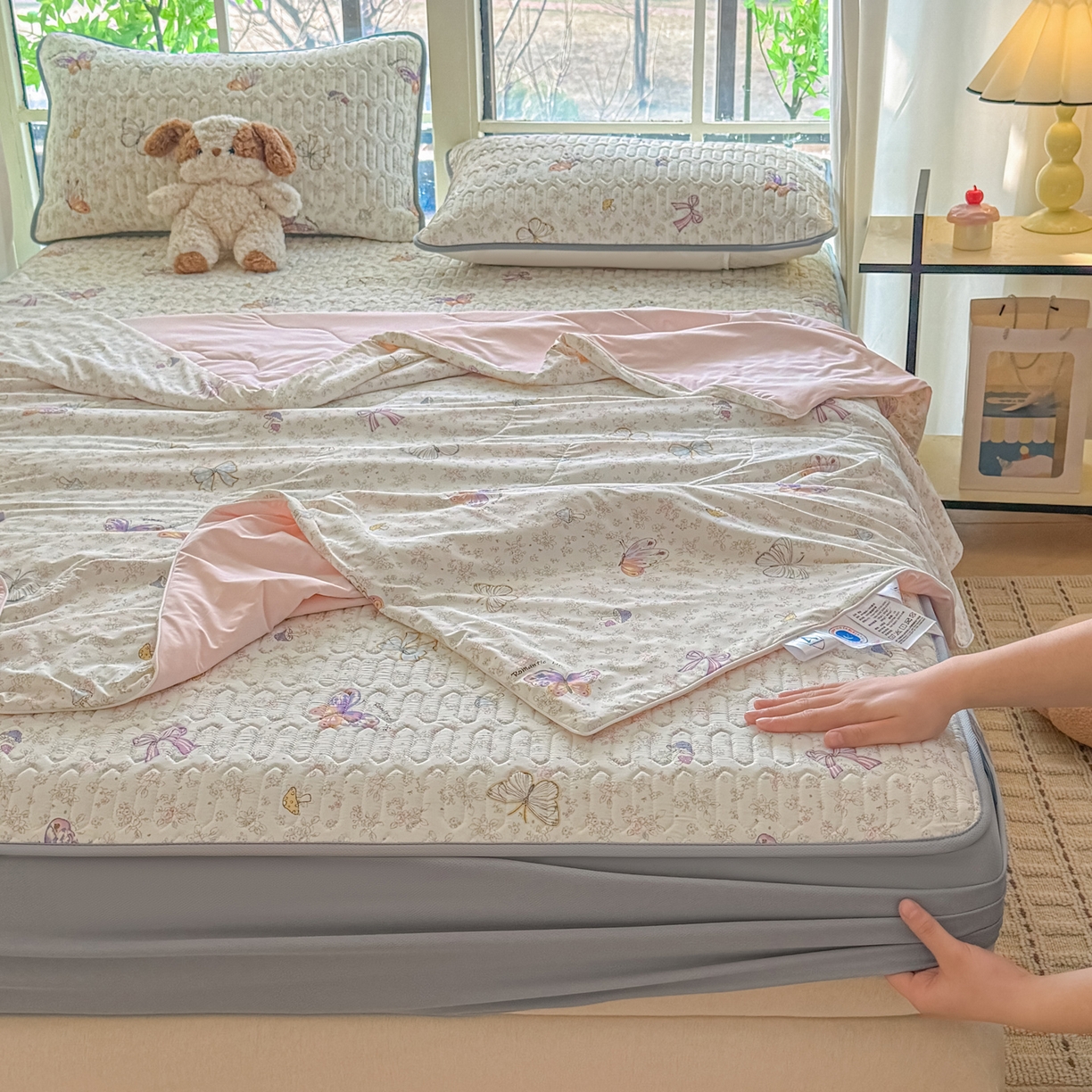 91家纺网 家纺一手货源 找家纺 莱登卡奴 2026新款新款A类凉感丝锦氨数码印花夏被四件套 初恋蝶语