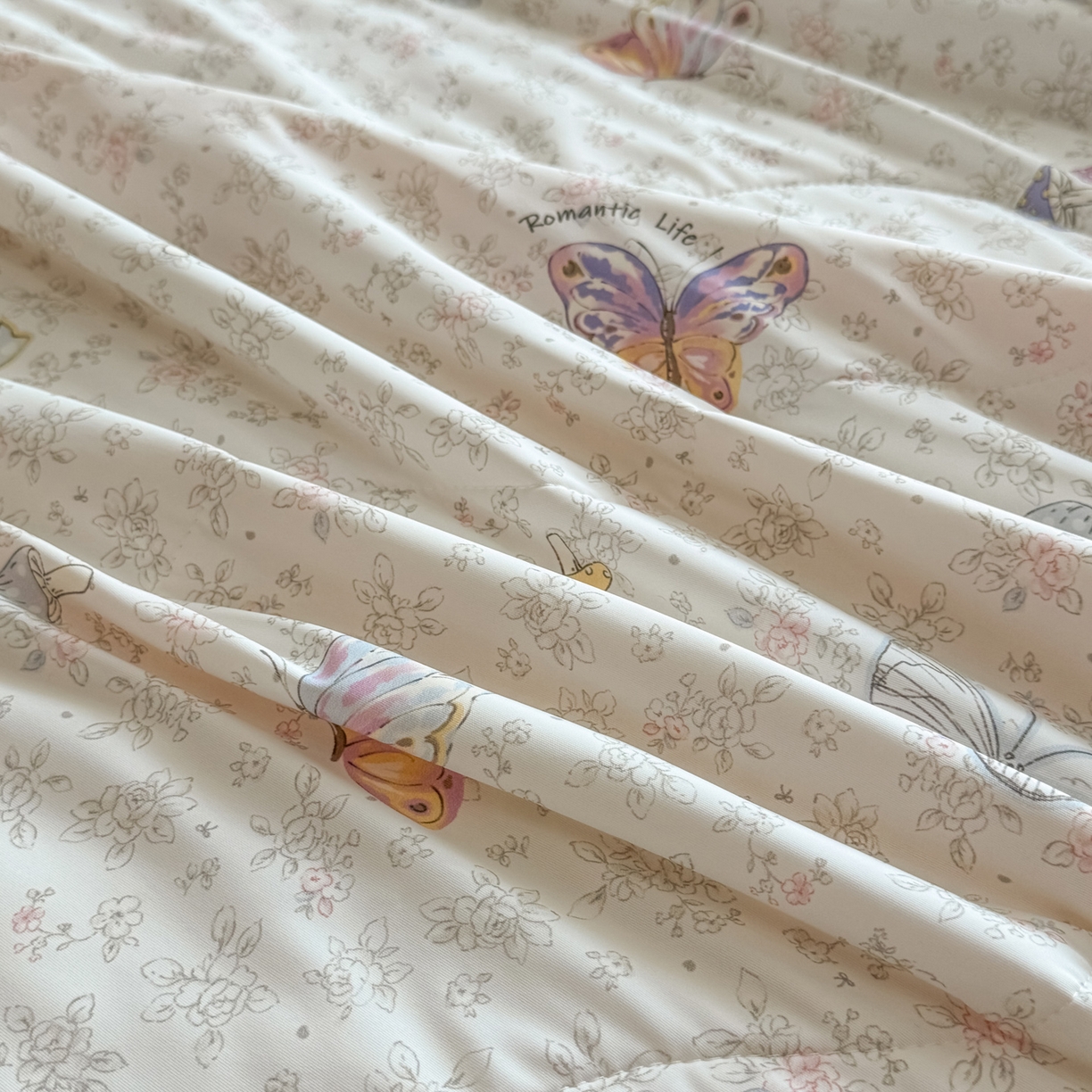 91家纺网 家纺一手货源 找家纺 莱登卡奴 2026新款新款A类凉感丝锦氨数码印花夏被四件套 初恋蝶语