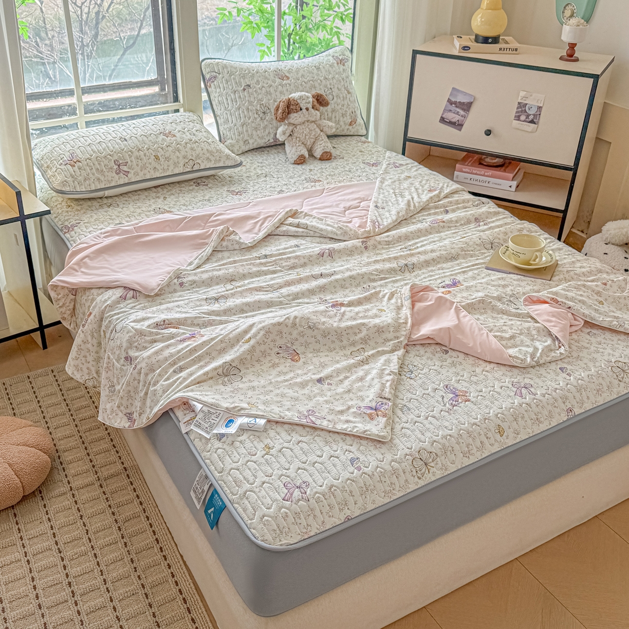 91家纺网 家纺一手货源 找家纺 莱登卡奴 2026新款新款A类凉感丝锦氨数码印花夏被四件套 初恋蝶语