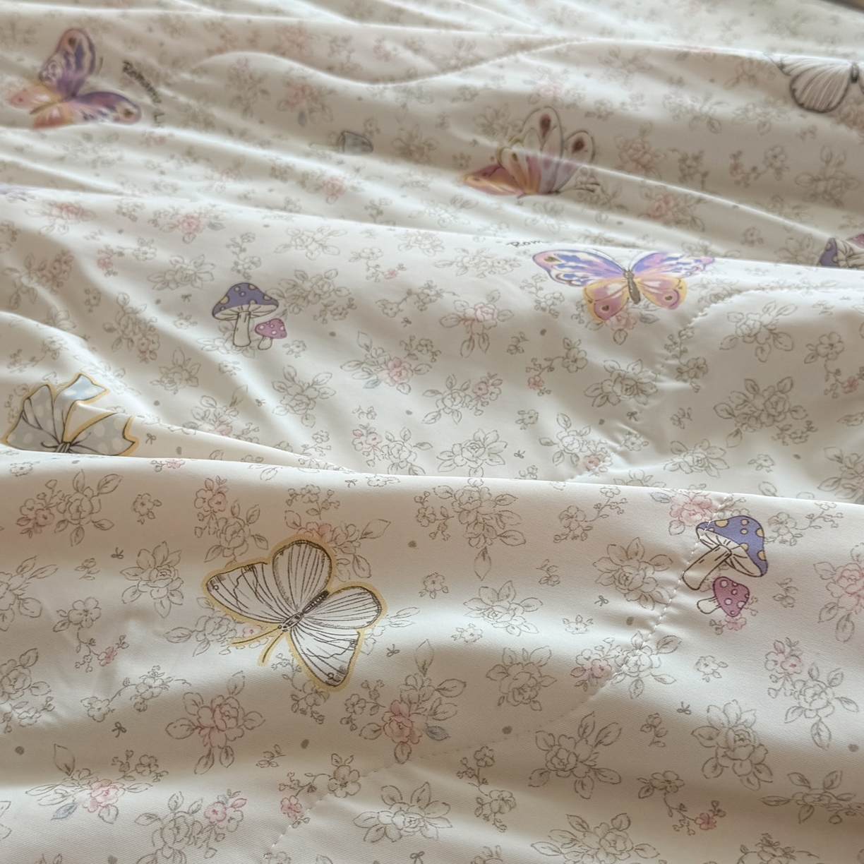 91家纺网 家纺一手货源 找家纺 莱登卡奴 2026新款新款A类凉感丝锦氨数码印花夏被四件套 初恋蝶语