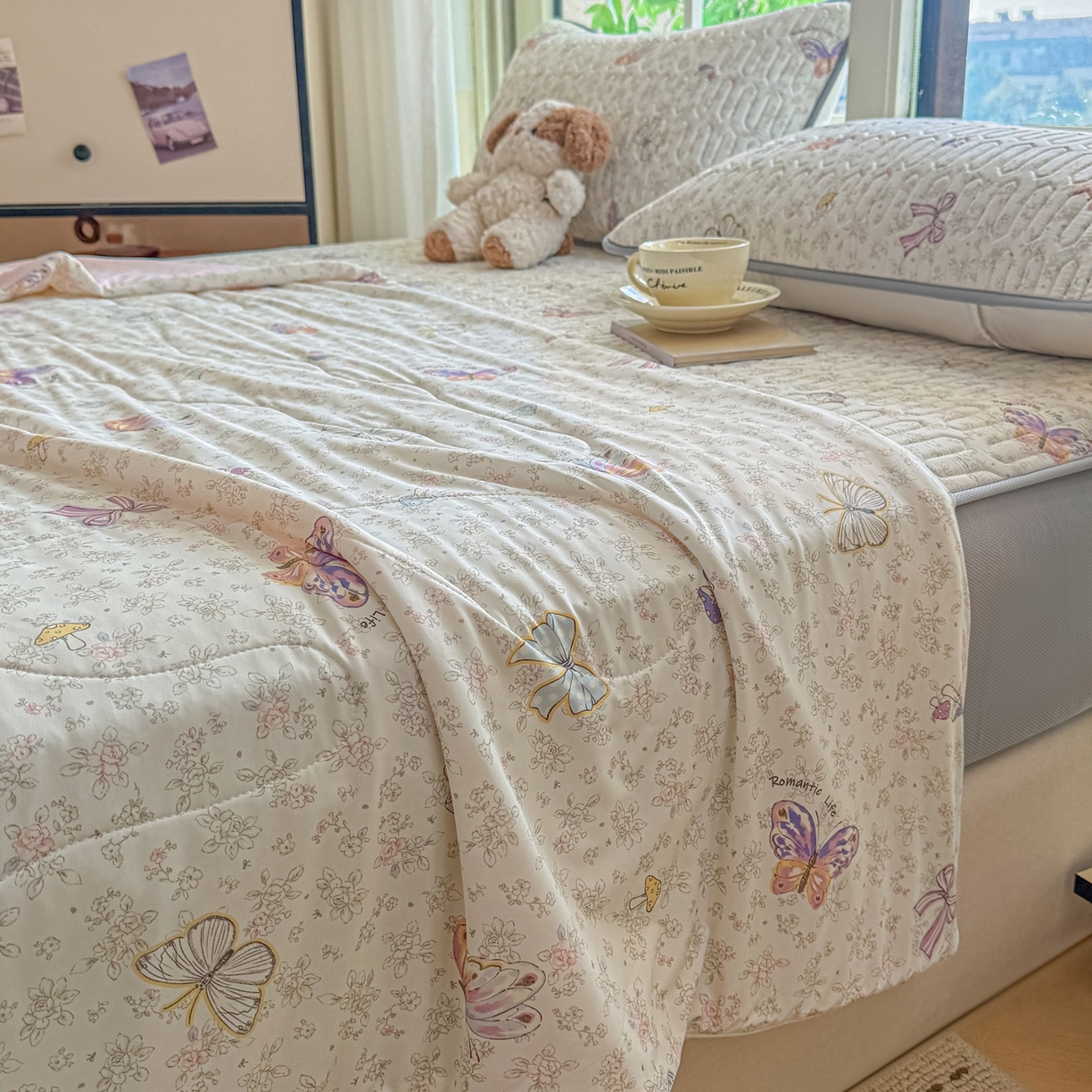 91家纺网 家纺一手货源 找家纺 莱登卡奴 2026新款新款A类凉感丝锦氨数码印花夏被四件套 初恋蝶语