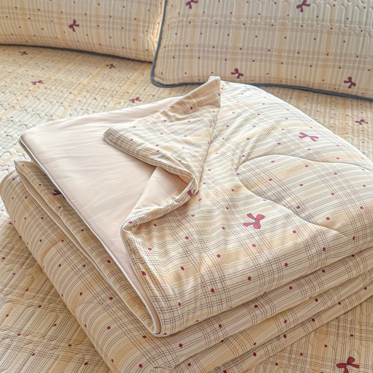 91家纺网 家纺一手货源 找家纺 莱登卡奴 2026新款新款A类凉感丝锦氨数码印花夏被四件套 蝶恋