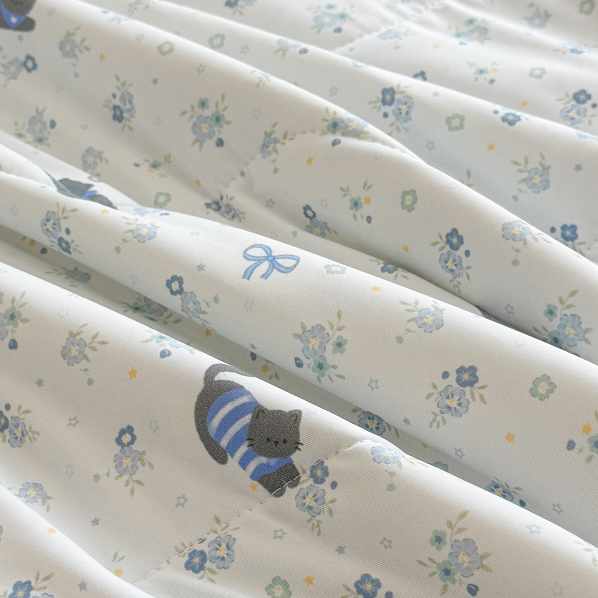 91家纺网 家纺一手货源 找家纺 莱登卡奴 2026新款新款A类凉感丝锦氨数码印花夏被四件套 花田物语