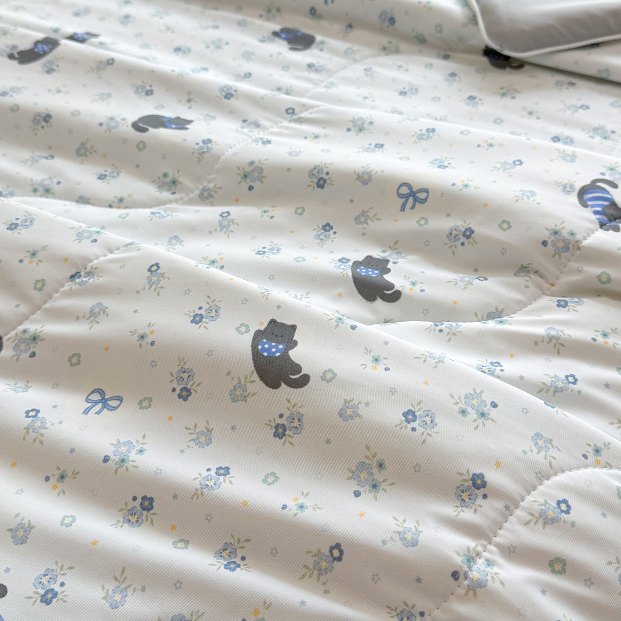 91家纺网 家纺一手货源 找家纺 莱登卡奴 2026新款新款A类凉感丝锦氨数码印花夏被四件套 花田物语