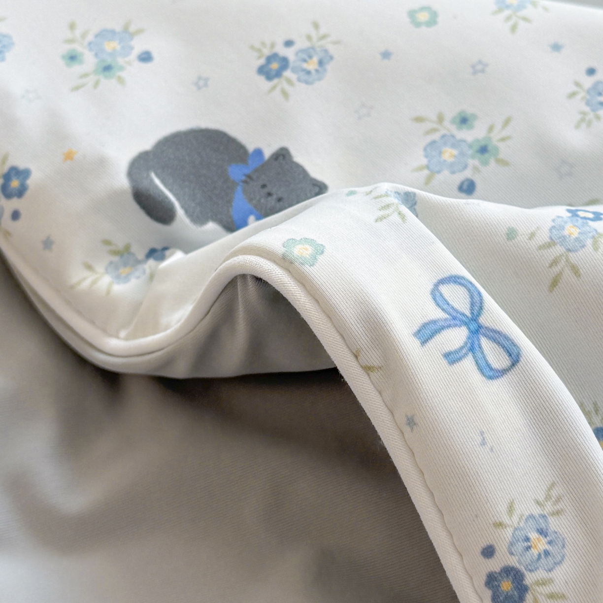 91家纺网 家纺一手货源 找家纺 莱登卡奴 2026新款新款A类凉感丝锦氨数码印花夏被四件套 花田物语