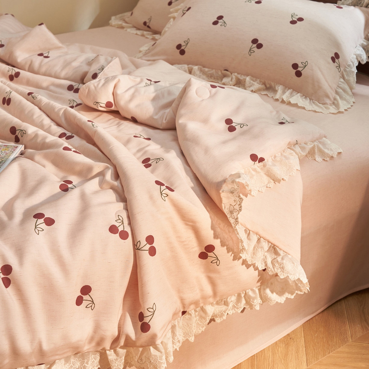 91家纺网 家纺一手货源 找家纺 晨曦家纺 2026新款高端纯棉天丝棉麻莱赛尔夏凉被四件套 奶油樱桃