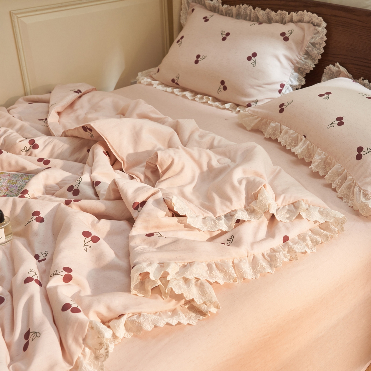91家纺网 家纺一手货源 找家纺 晨曦家纺 2026新款高端纯棉天丝棉麻莱赛尔夏凉被四件套 奶油樱桃