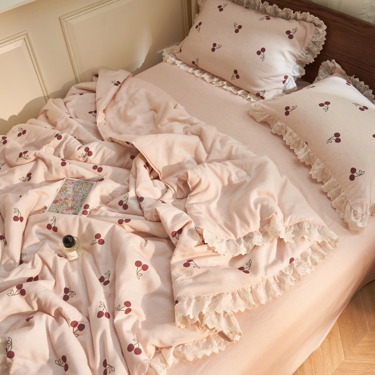 91家纺网 家纺一手货源 找家纺 晨曦家纺 2026新款高端纯棉天丝棉麻莱赛尔夏凉被四件套 奶油樱桃
