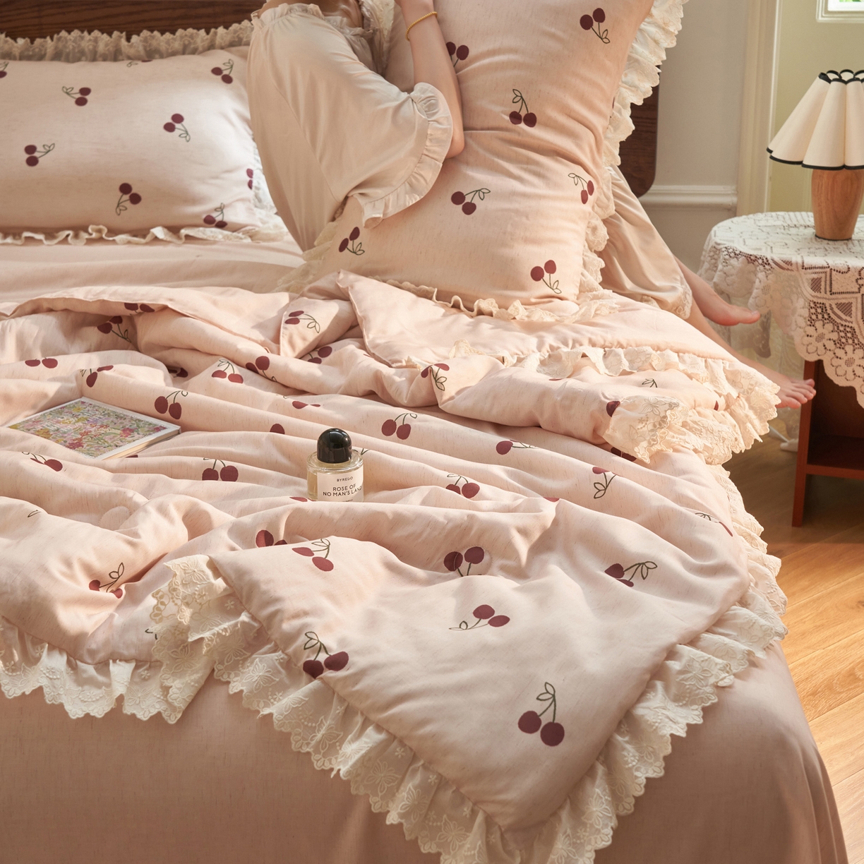 91家纺网 家纺一手货源 找家纺 晨曦家纺 2026新款高端纯棉天丝棉麻莱赛尔夏凉被四件套 奶油樱桃