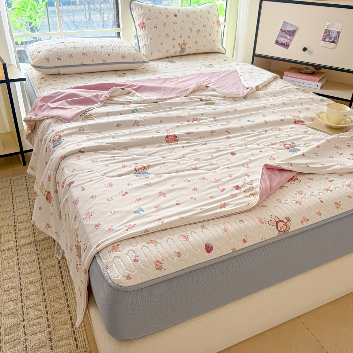 91家纺网 家纺一手货源 找家纺 莱登卡奴 2026新款新款A类凉感丝锦氨数码印花夏被四件套 花漾兔梦