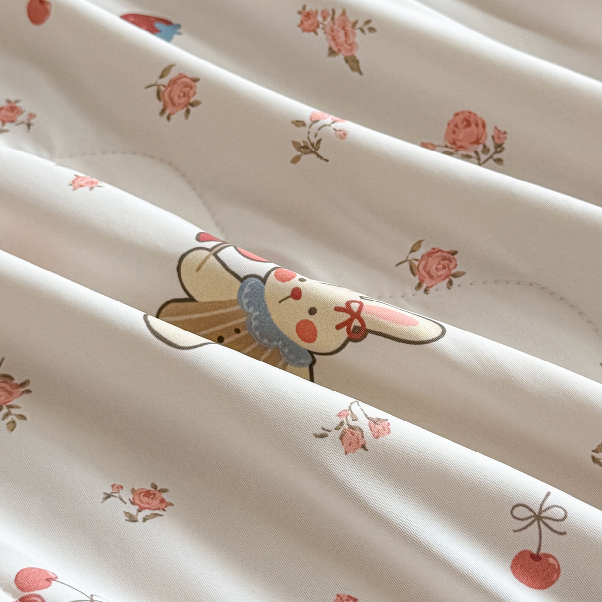 91家纺网 家纺一手货源 找家纺 莱登卡奴 2026新款新款A类凉感丝锦氨数码印花夏被四件套 花漾兔梦