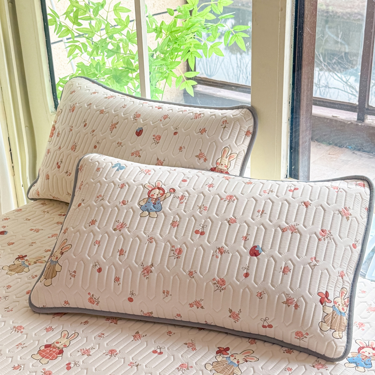 91家纺网 家纺一手货源 找家纺 莱登卡奴 2026新款新款A类凉感丝锦氨数码印花夏被四件套 花漾兔梦