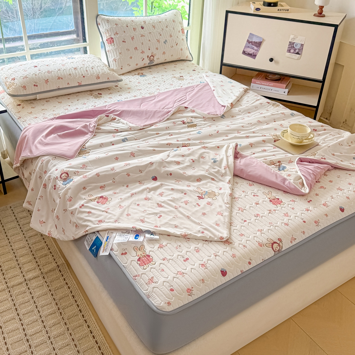 91家纺网 家纺一手货源 找家纺 莱登卡奴 2026新款新款A类凉感丝锦氨数码印花夏被四件套 花漾兔梦