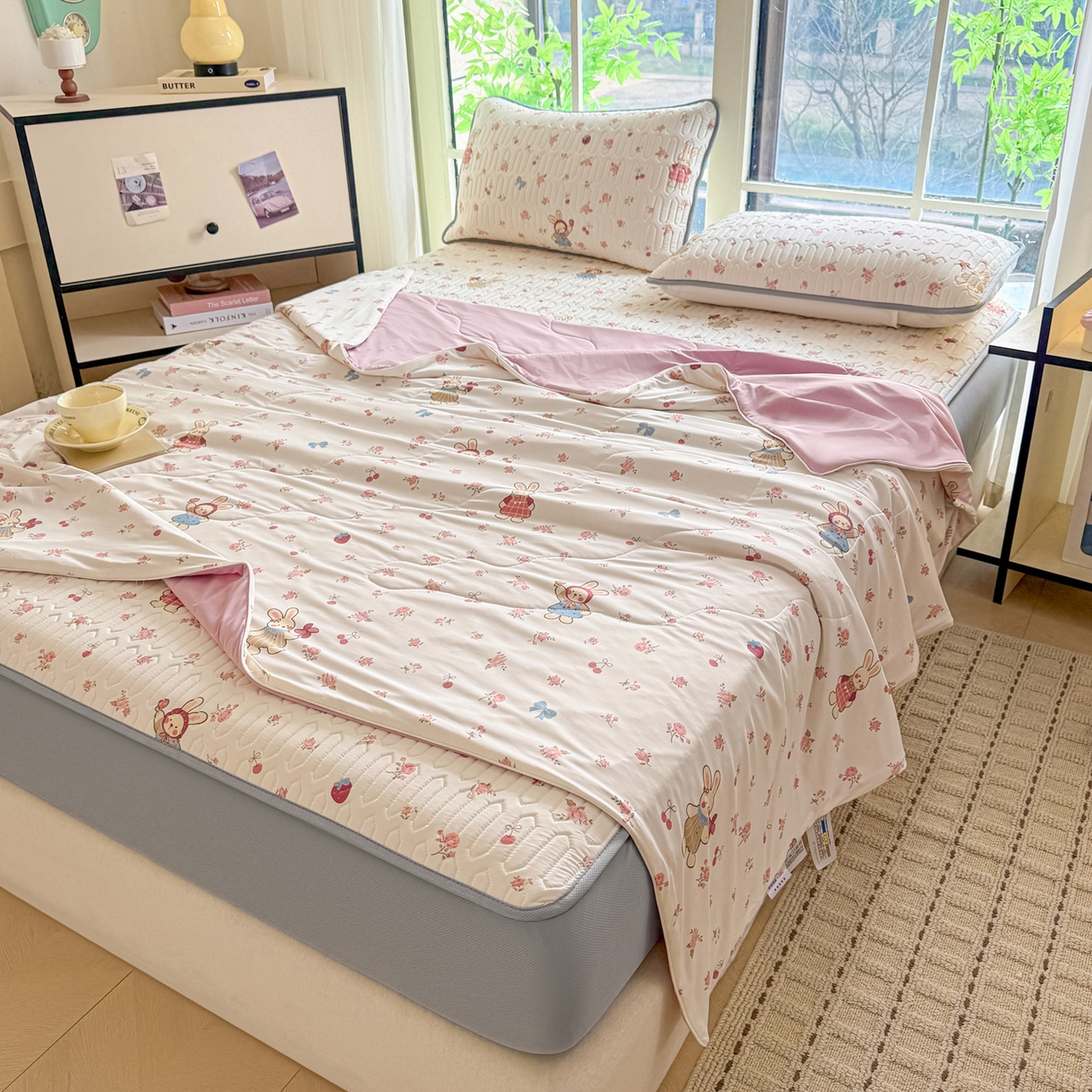 91家纺网 家纺一手货源 找家纺 莱登卡奴 2026新款新款A类凉感丝锦氨数码印花夏被四件套 花漾兔梦