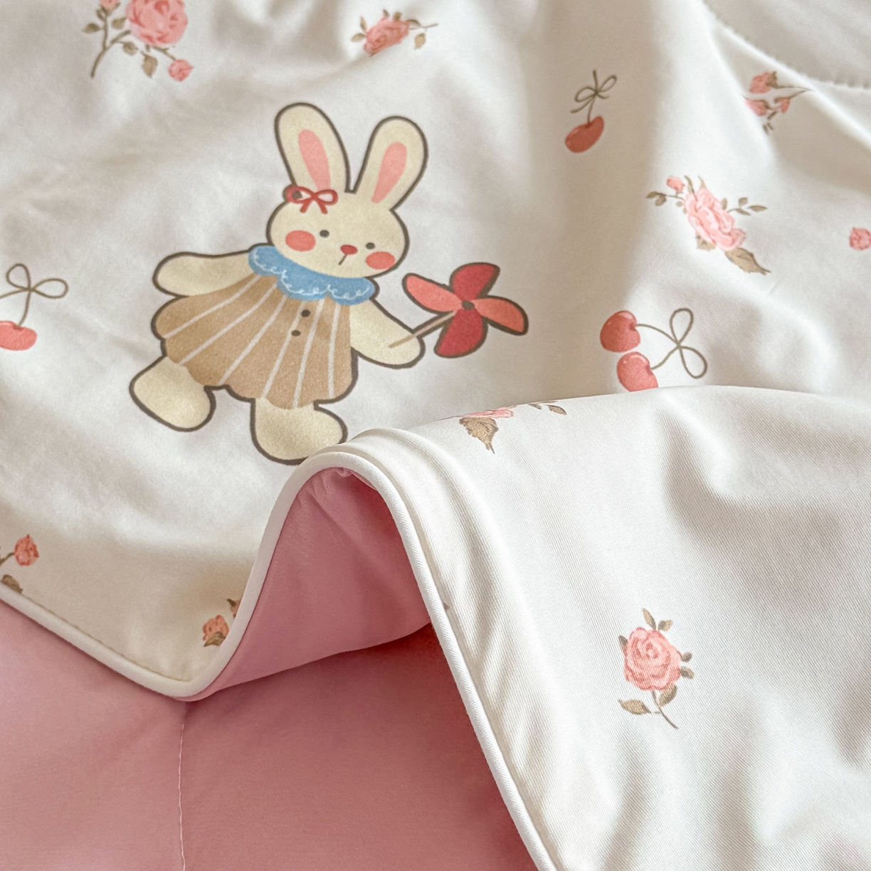 91家纺网 家纺一手货源 找家纺 莱登卡奴 2026新款新款A类凉感丝锦氨数码印花夏被四件套 花漾兔梦