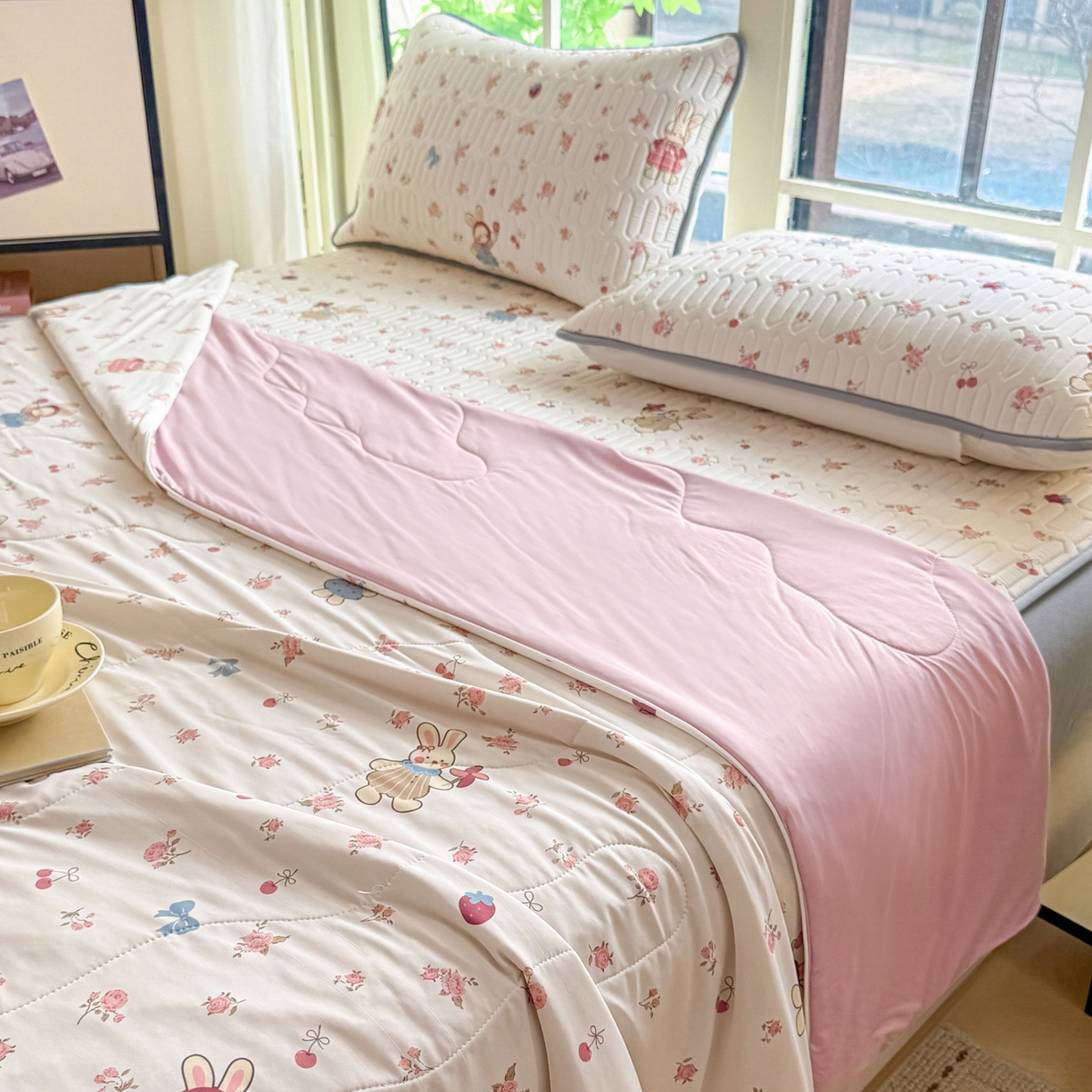 91家纺网 家纺一手货源 找家纺 莱登卡奴 2026新款新款A类凉感丝锦氨数码印花夏被四件套 花漾兔梦