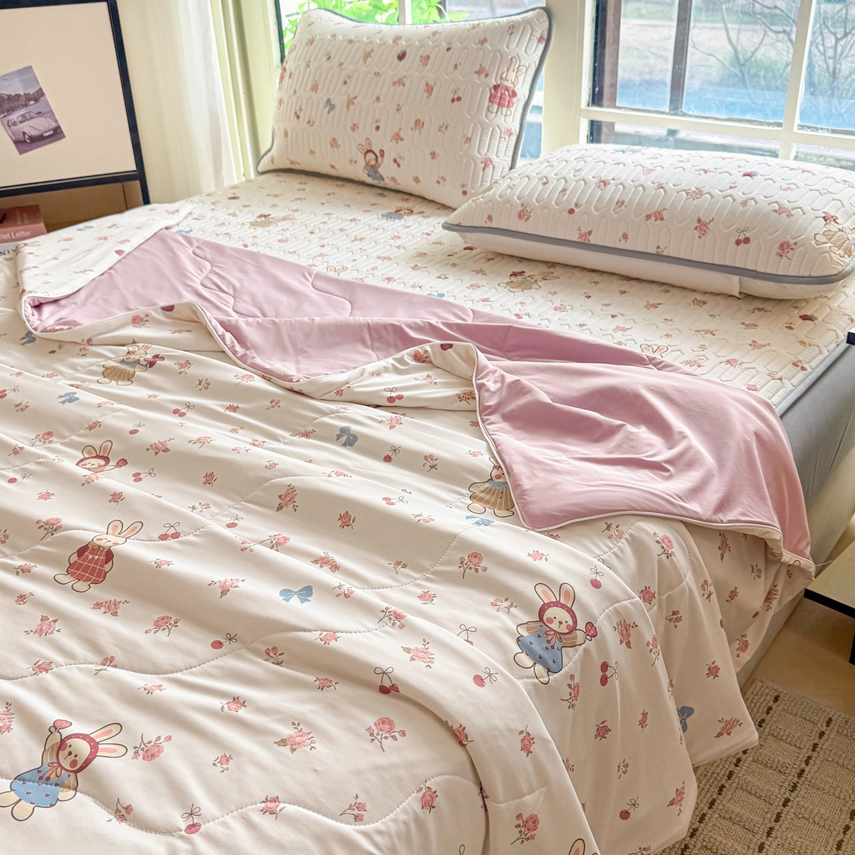 91家纺网 家纺一手货源 找家纺 莱登卡奴 2026新款新款A类凉感丝锦氨数码印花夏被四件套 花漾兔梦