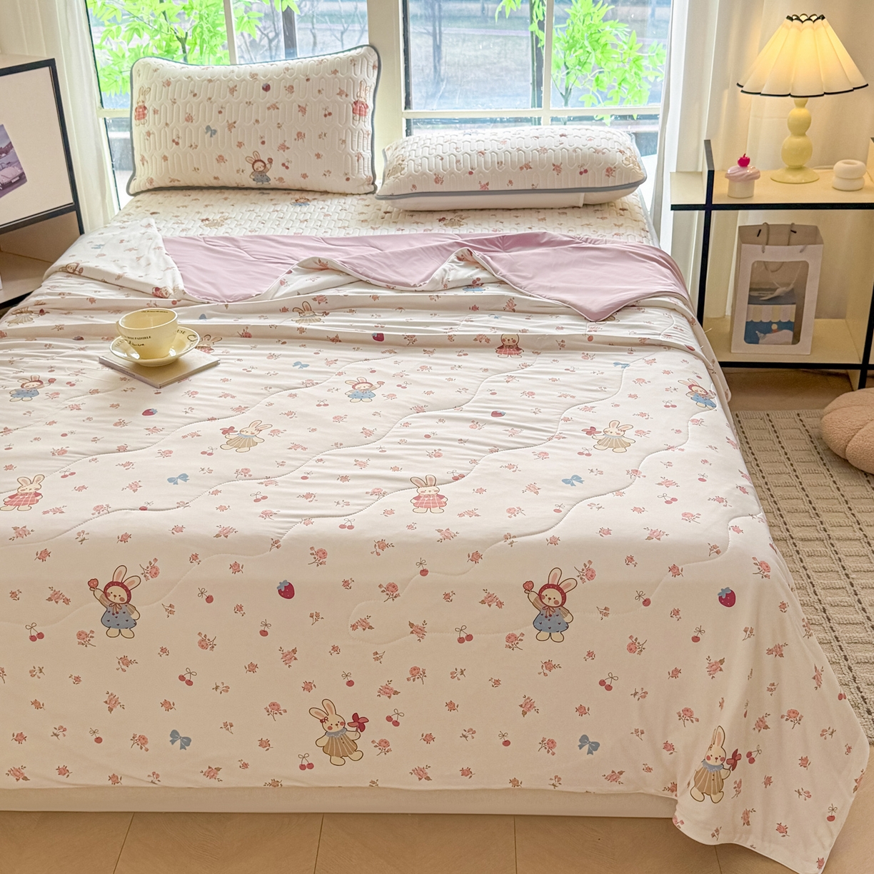 91家纺网 家纺一手货源 找家纺 莱登卡奴 2026新款新款A类凉感丝锦氨数码印花夏被四件套 花漾兔梦