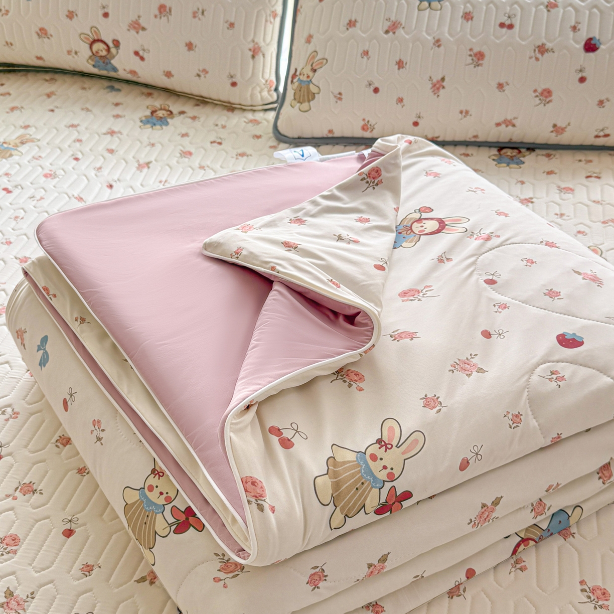 91家纺网 家纺一手货源 找家纺 莱登卡奴 2026新款新款A类凉感丝锦氨数码印花夏被四件套 花漾兔梦