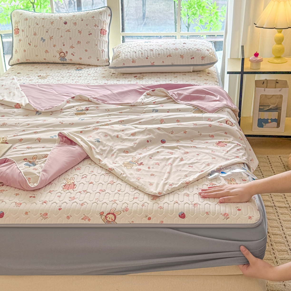 91家纺网 家纺一手货源 找家纺 莱登卡奴 2026新款新款A类凉感丝锦氨数码印花夏被四件套 花漾兔梦