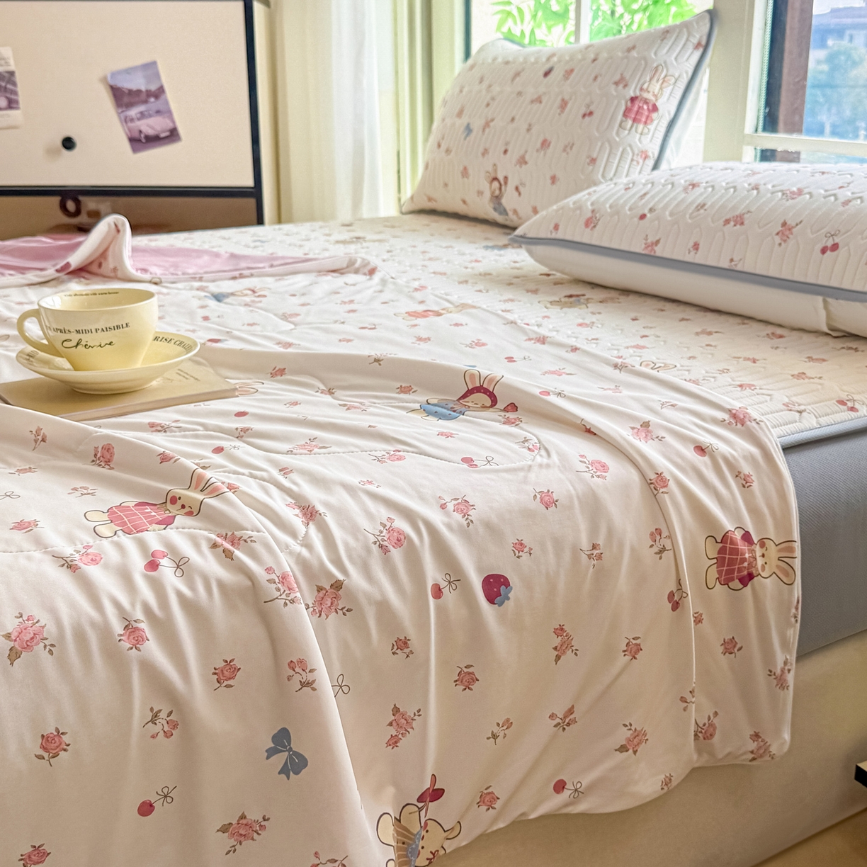 91家纺网 家纺一手货源 找家纺 莱登卡奴 2026新款新款A类凉感丝锦氨数码印花夏被四件套 花漾兔梦