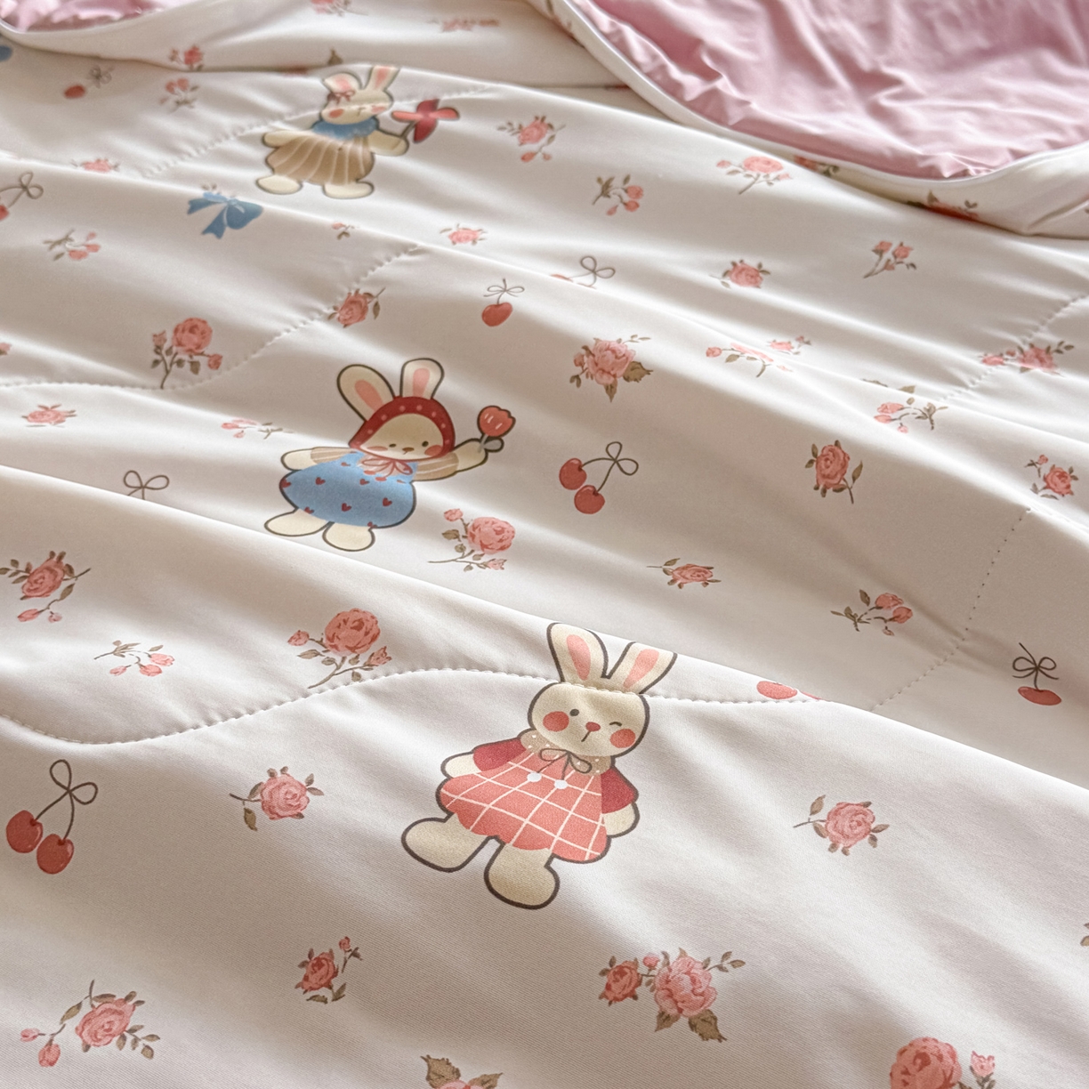 91家纺网 家纺一手货源 找家纺 莱登卡奴 2026新款新款A类凉感丝锦氨数码印花夏被四件套 花漾兔梦