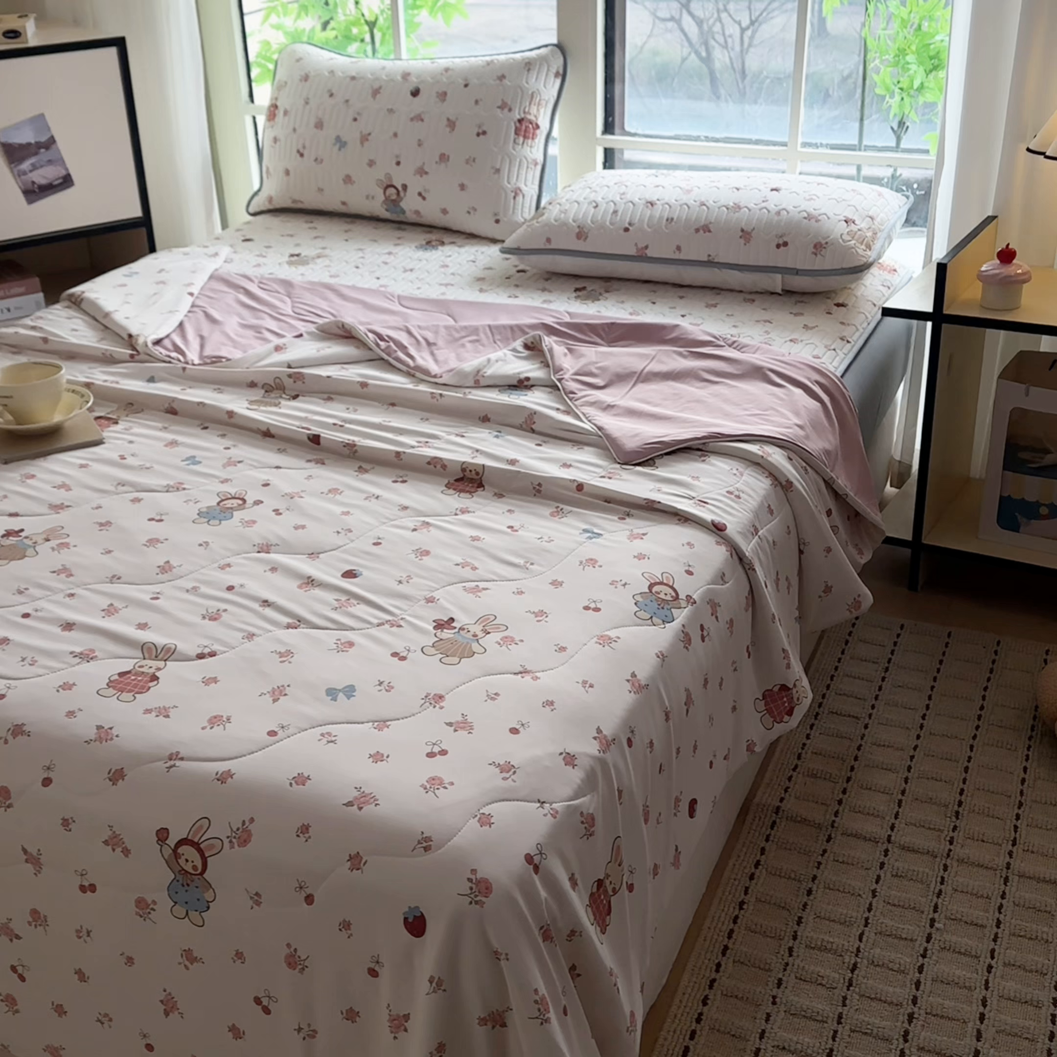 91家纺网 家纺一手货源 找家纺 莱登卡奴 2026新款新款A类凉感丝锦氨数码印花夏被四件套 花漾兔梦