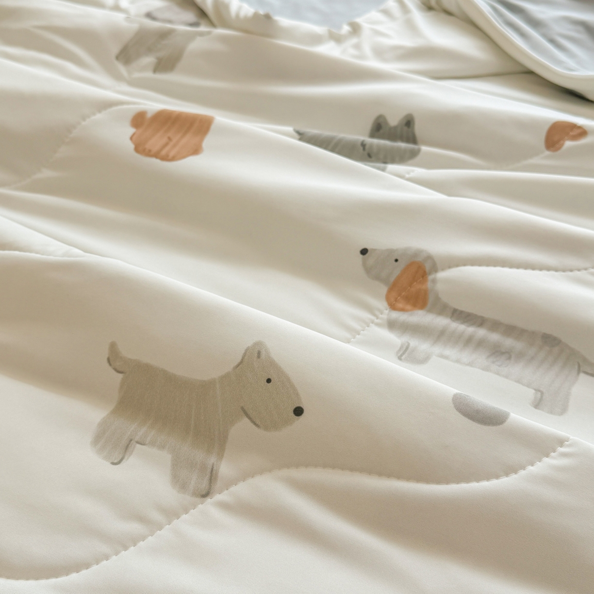 91家纺网 家纺一手货源 找家纺 莱登卡奴 2026新款新款A类凉感丝锦氨数码印花夏被四件套 萌宠小狗