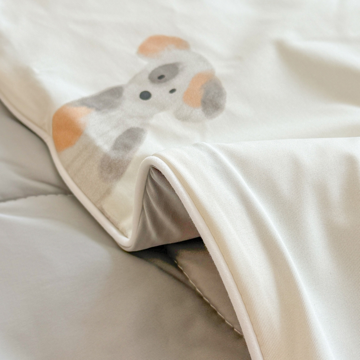 91家纺网 家纺一手货源 找家纺 莱登卡奴 2026新款新款A类凉感丝锦氨数码印花夏被四件套 萌宠小狗