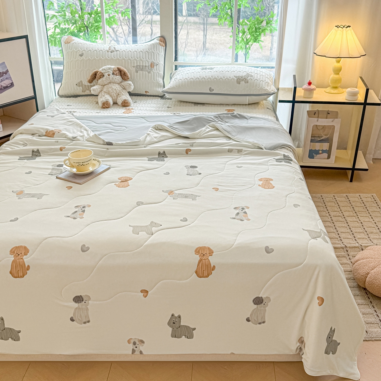 91家纺网 家纺一手货源 找家纺 莱登卡奴 2026新款新款A类凉感丝锦氨数码印花夏被四件套 萌宠小狗