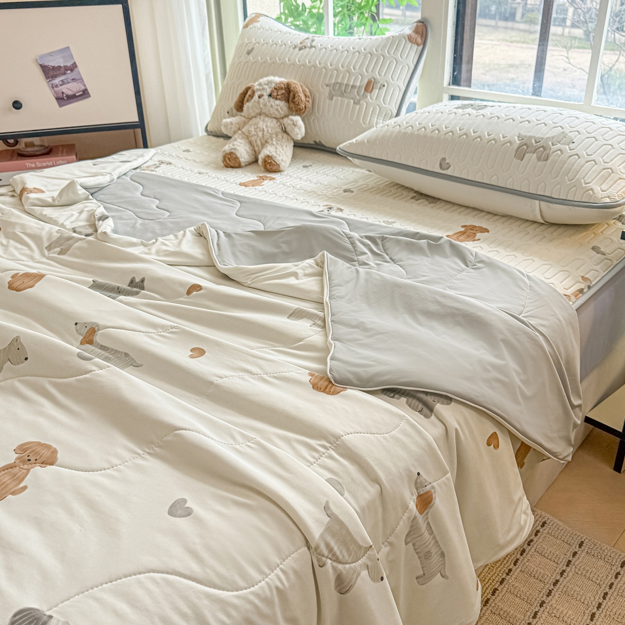 91家纺网 家纺一手货源 找家纺 莱登卡奴 2026新款新款A类凉感丝锦氨数码印花夏被四件套 萌宠小狗