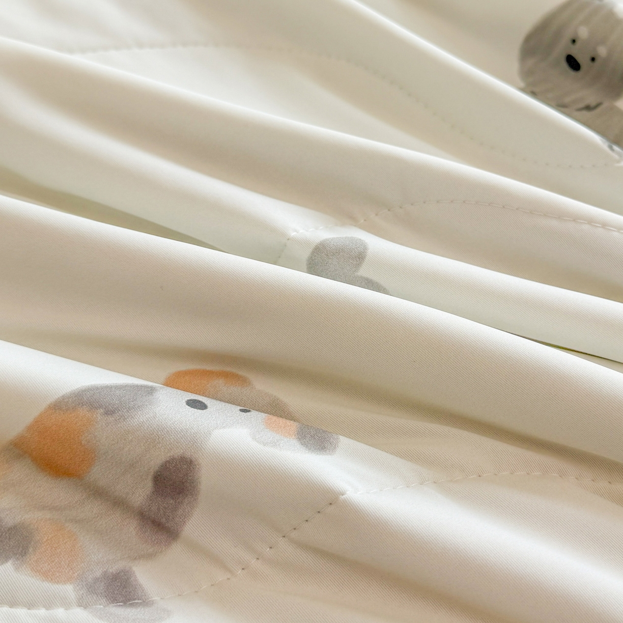 91家纺网 家纺一手货源 找家纺 莱登卡奴 2026新款新款A类凉感丝锦氨数码印花夏被四件套 萌宠小狗