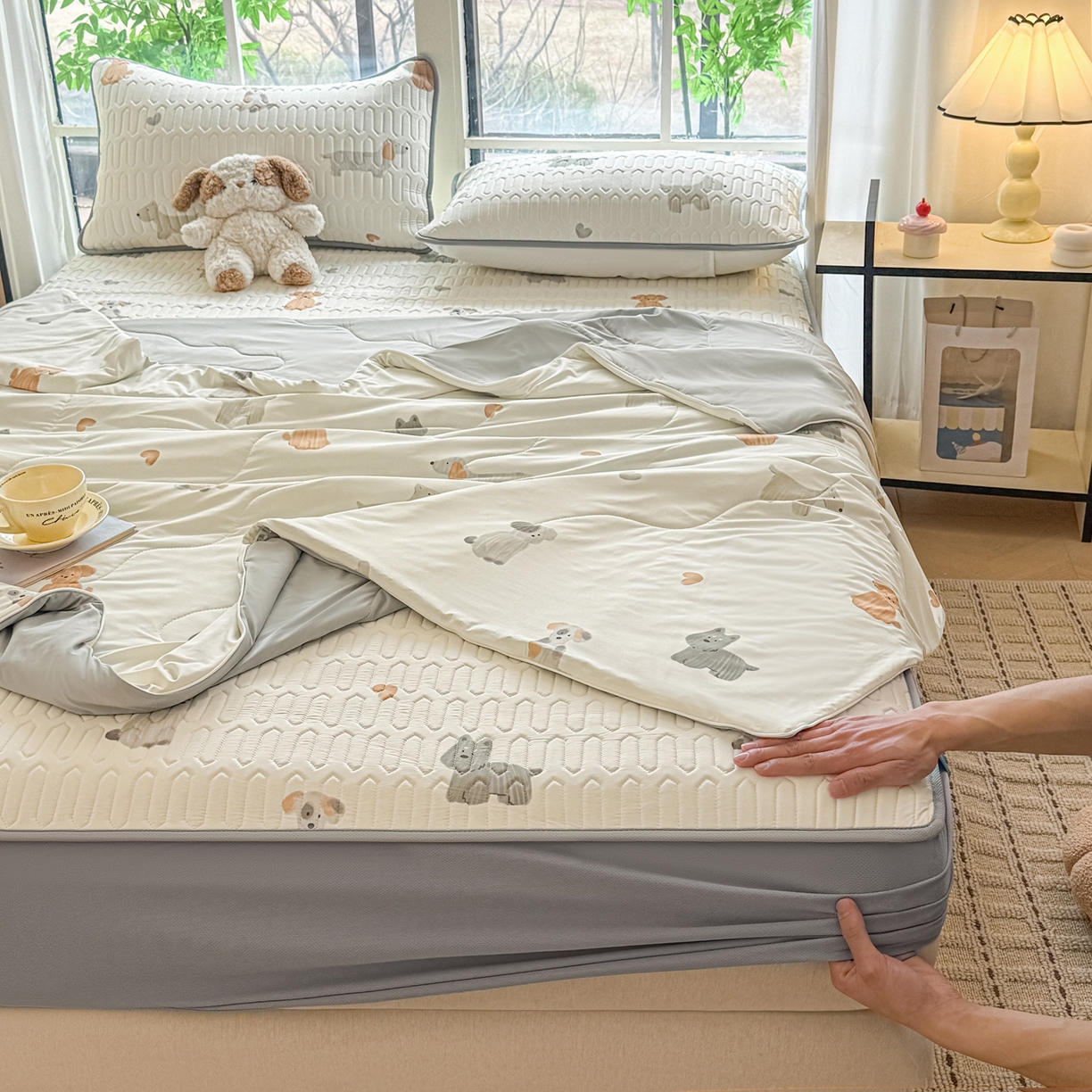 91家纺网 家纺一手货源 找家纺 莱登卡奴 2026新款新款A类凉感丝锦氨数码印花夏被四件套 萌宠小狗