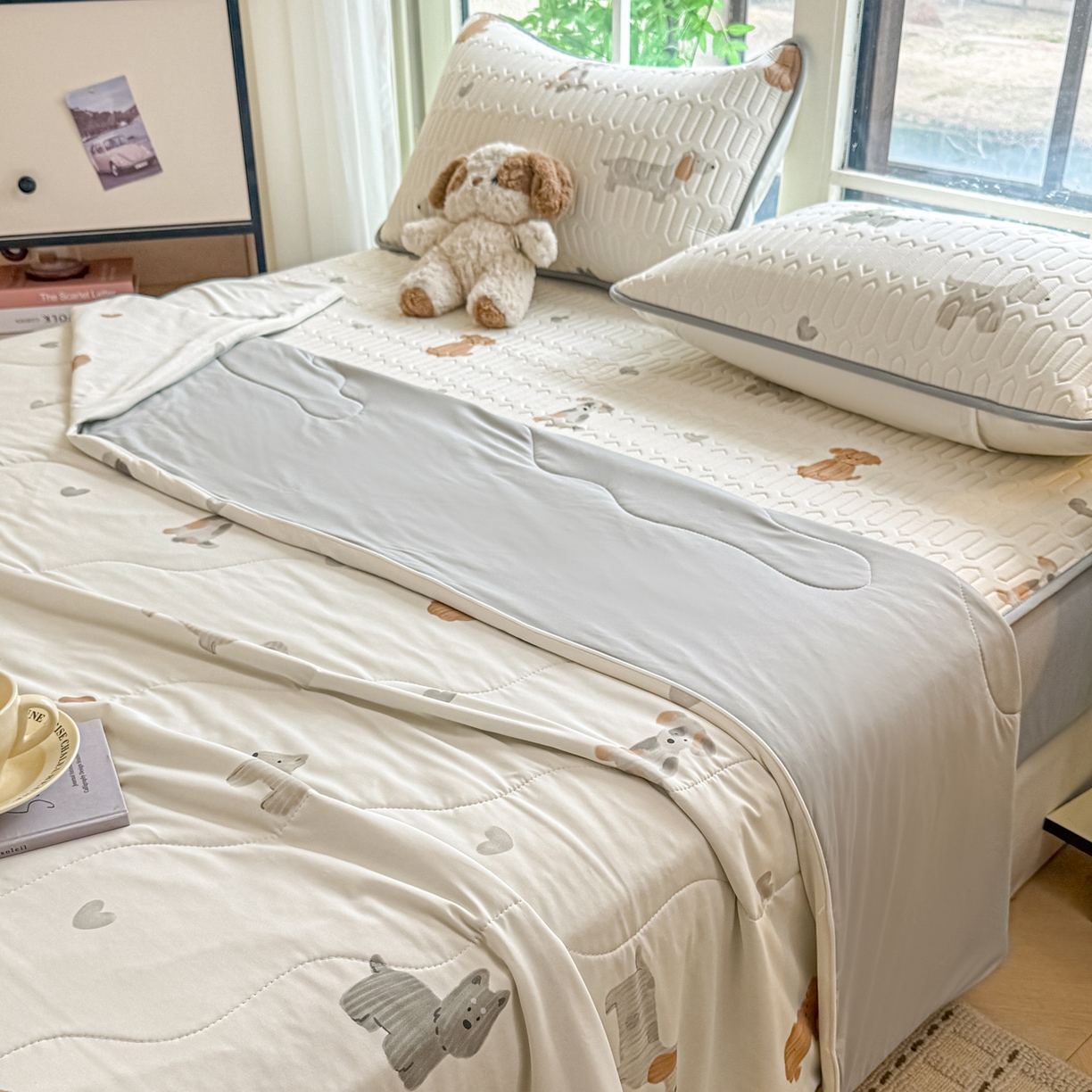 91家纺网 家纺一手货源 找家纺 莱登卡奴 2026新款新款A类凉感丝锦氨数码印花夏被四件套 萌宠小狗