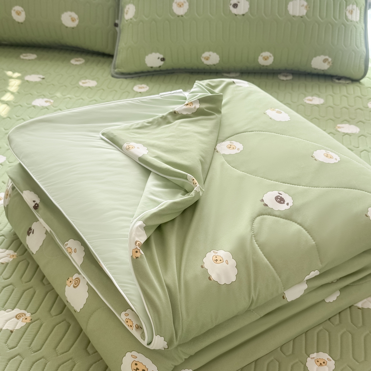 91家纺网 家纺一手货源 找家纺 莱登卡奴 2026新款新款A类凉感丝锦氨数码印花夏被四件套 绵风漫野