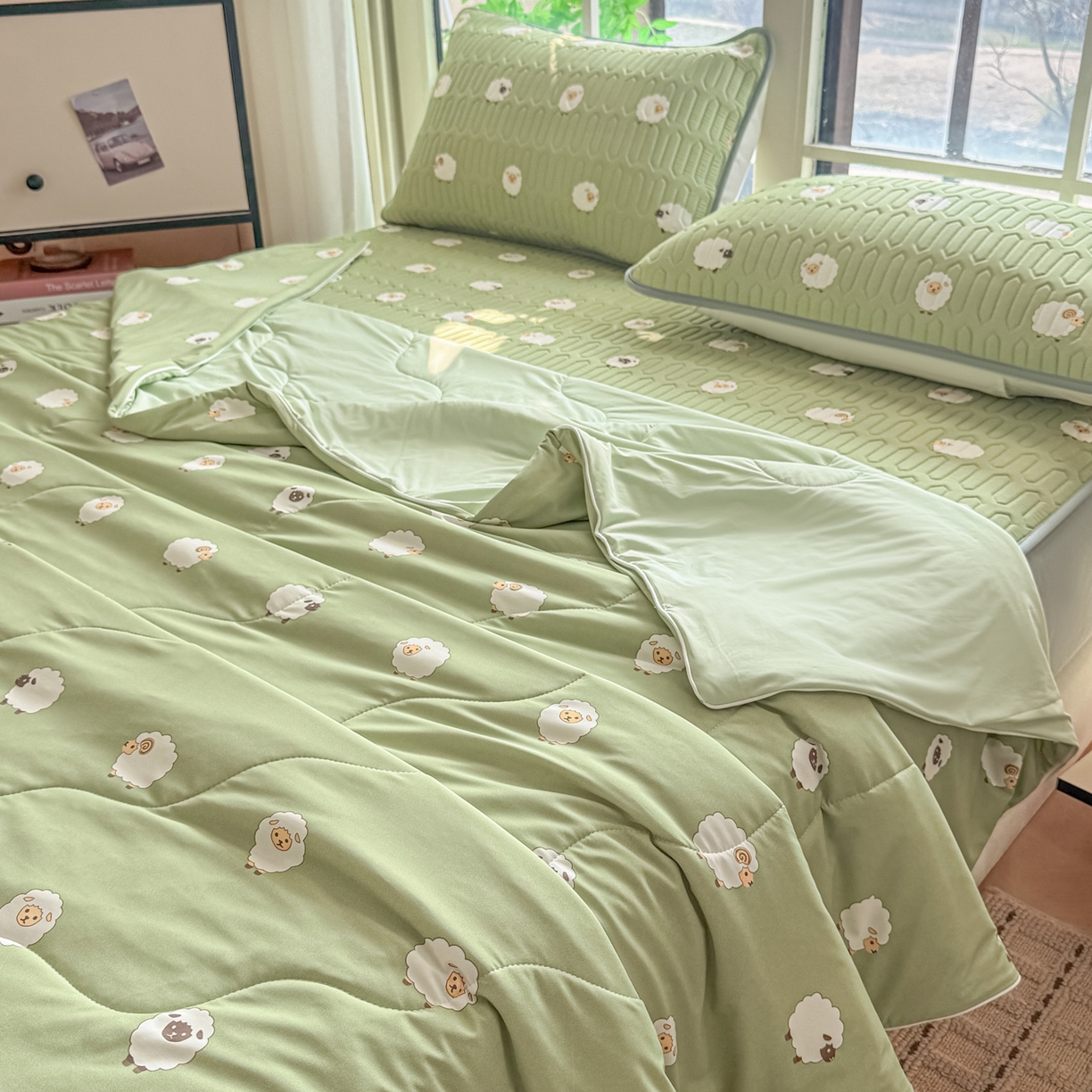 91家纺网 家纺一手货源 找家纺 莱登卡奴 2026新款新款A类凉感丝锦氨数码印花夏被四件套 绵风漫野