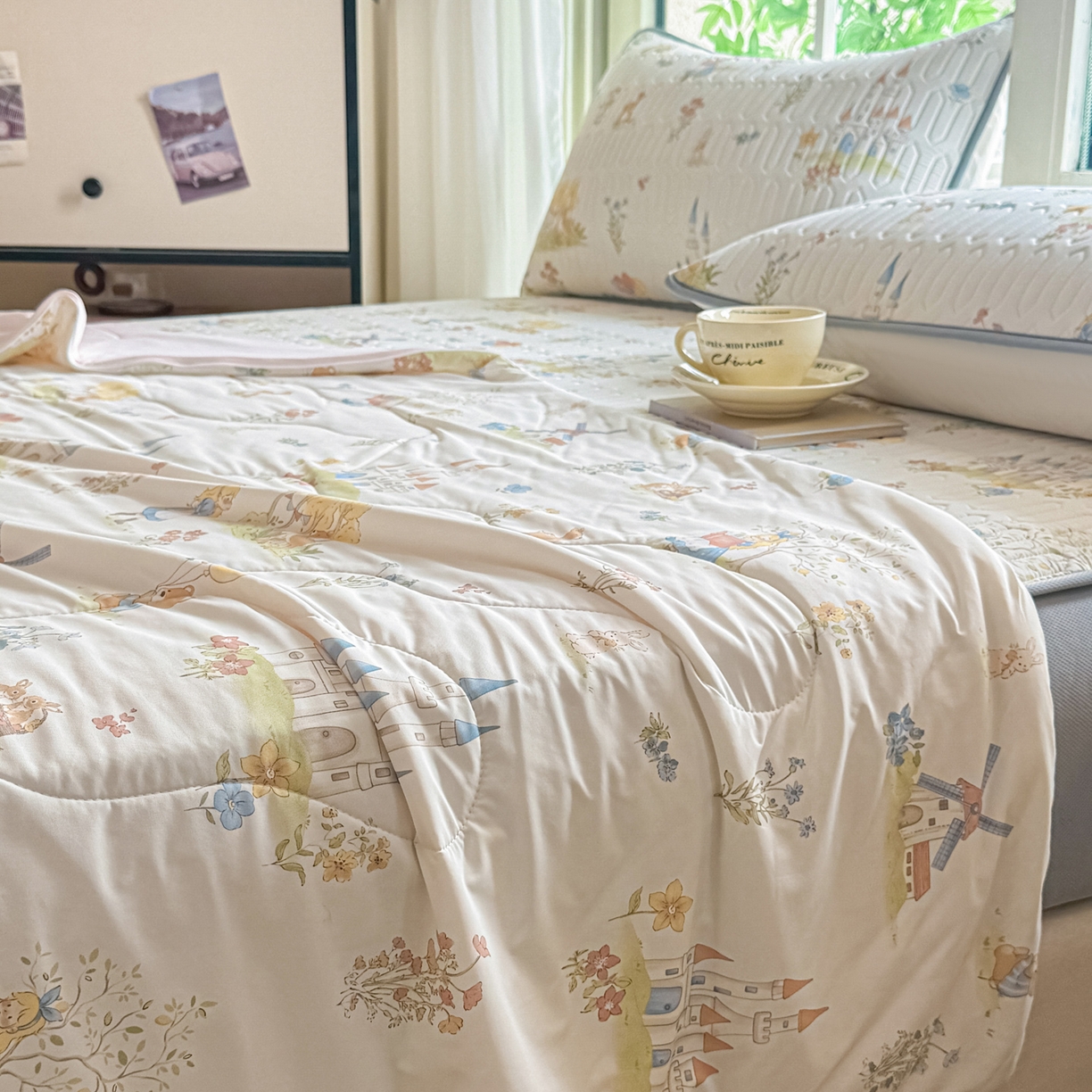 91家纺网 家纺一手货源 找家纺 莱登卡奴 2026新款新款A类凉感丝锦氨数码印花夏被四件套 浅梦田园