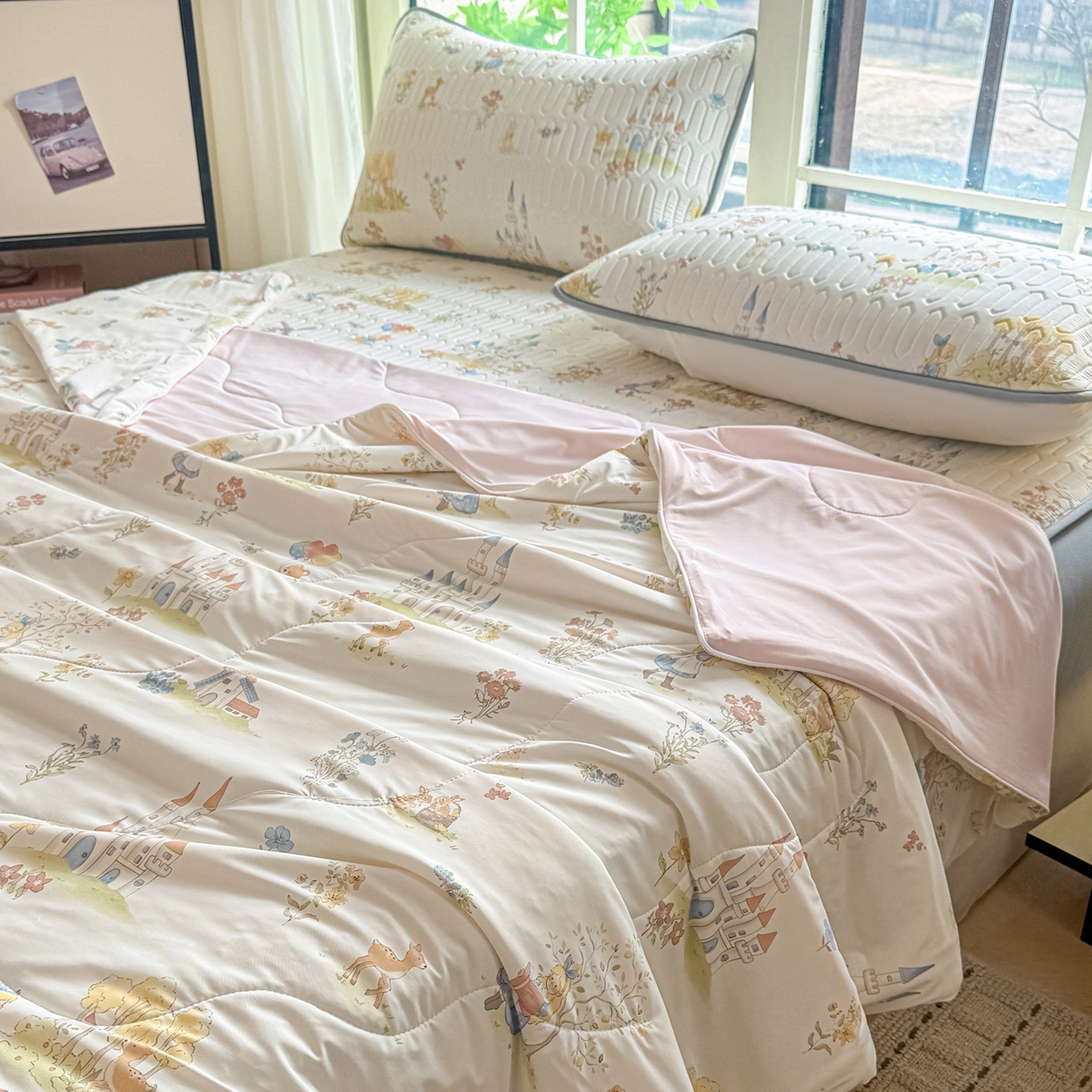 91家纺网 家纺一手货源 找家纺 莱登卡奴 2026新款新款A类凉感丝锦氨数码印花夏被四件套 浅梦田园