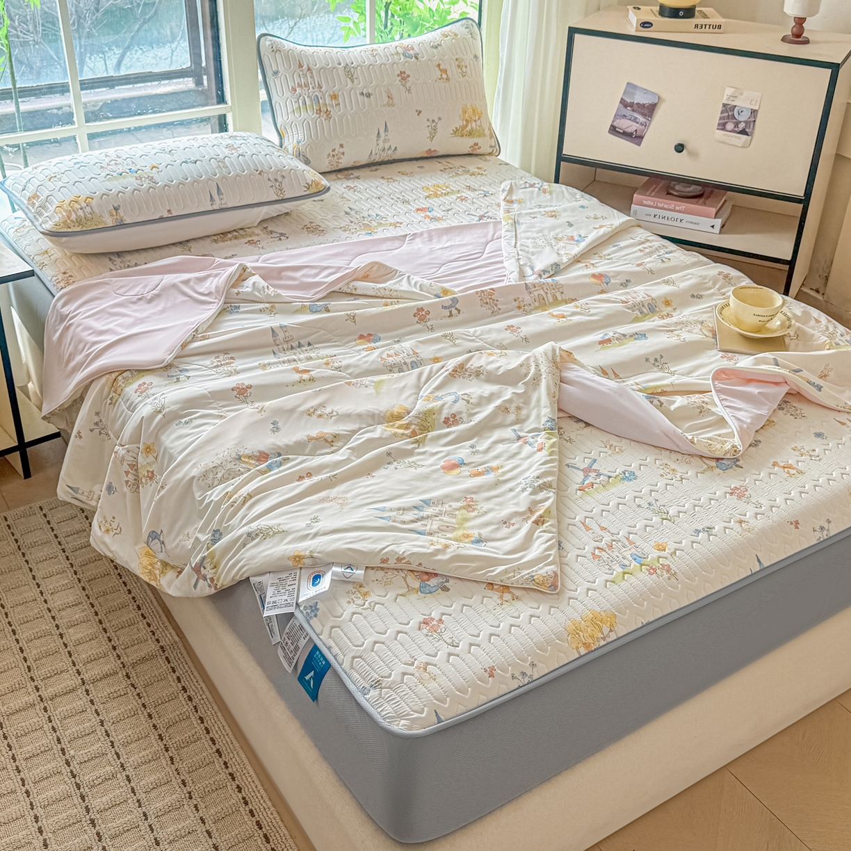 91家纺网 家纺一手货源 找家纺 莱登卡奴 2026新款新款A类凉感丝锦氨数码印花夏被四件套 浅梦田园