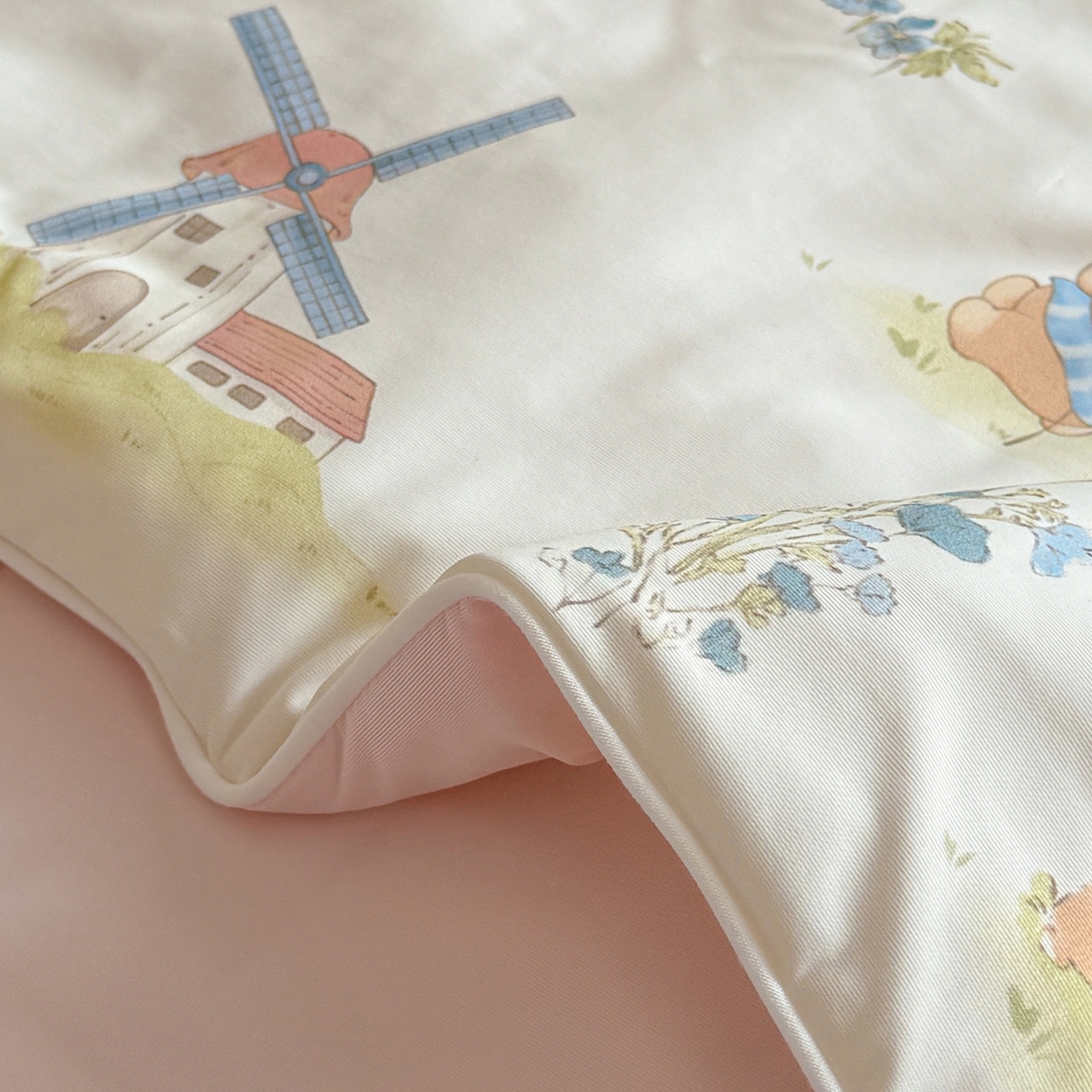 91家纺网 家纺一手货源 找家纺 莱登卡奴 2026新款新款A类凉感丝锦氨数码印花夏被四件套 浅梦田园